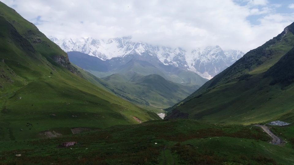 Nejvyšší hora Gruzie Mt. Šchara (5.200 m n.m.) je současně i nejnepřístupnější částí gruzínsko-ruské hranice