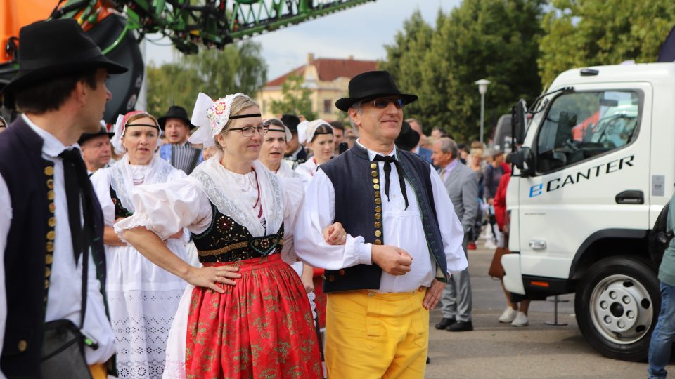 Ukázky folklóru na festivalu Země živitelka