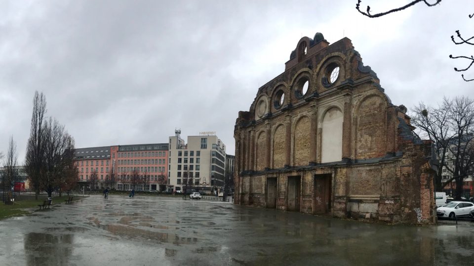 Po ohromném Anhaltském nádraží zůstala v Berlíně jenom jeho vysoká vstupní brána