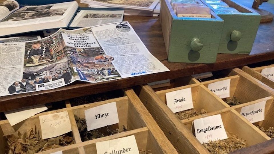 Přes sto let staré bylinky, šuplíčky plné kdoví čeho, denní tisk a spoustu dalšího lze najít v muzeu nejmenšího obchodního domu v Rakousku