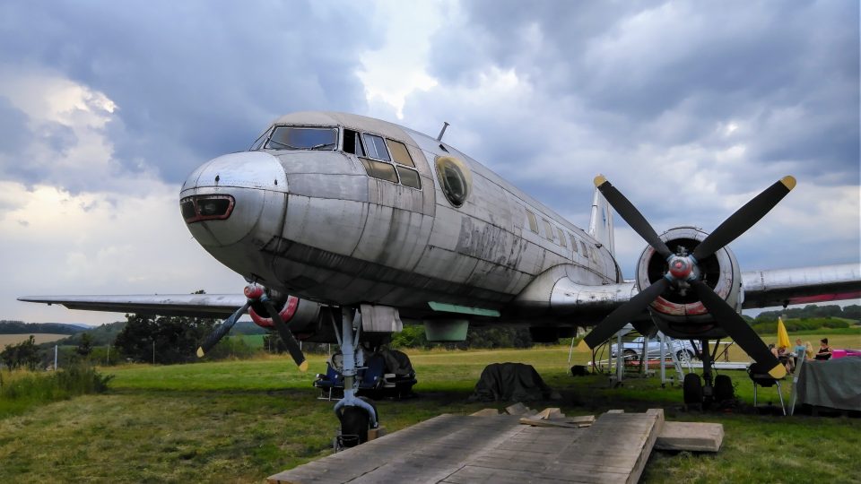 Letadlo AVIA Il-14 stojí na letišti v Bubovicích - jeho majitele nadchla místní lesní školka, která teď pokračuje i školou, a tak se rozhodl poskytnout prostory k využití