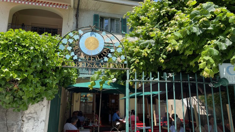 Pokud si chcete ve švýcarské metropoli Ženevě dát fondue, nemusíte restauraci hledat dlouho. Nenápadná restaurace Café du Soleil je ale vyhlášená
