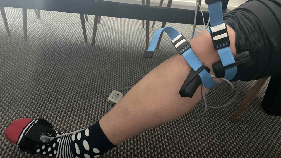 Pacienti si dají dvě elektrody do podkolení, další do podbřišku a na špičku nohy si nasadí detektor reflexních pohybů