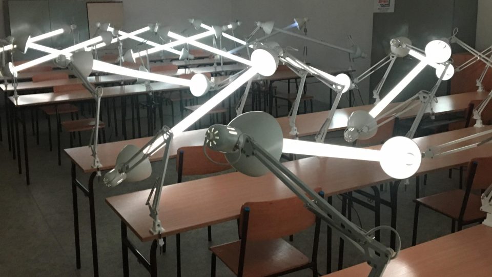 Světelná instalace Pavla Trubena ve třídě střední školy stavební