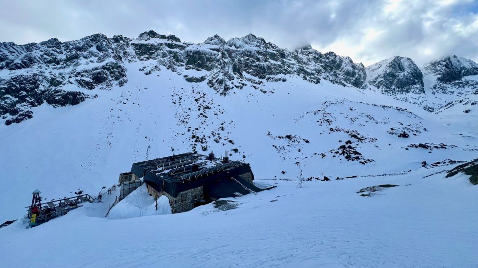 proslulá Zbojnická chata stojí v nadmořské výšce 1960 metrů