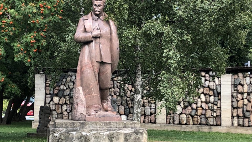 Rudý Josif Vissarionovič Stalin a v pozadí symbolicky ztvárněné oběti jeho víc než třicetileté vlády