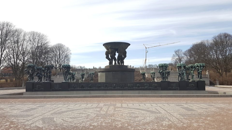 Uprostřed Frognerova parku je fontána s šesti giganty, kteří podpírají nádobu na vodu