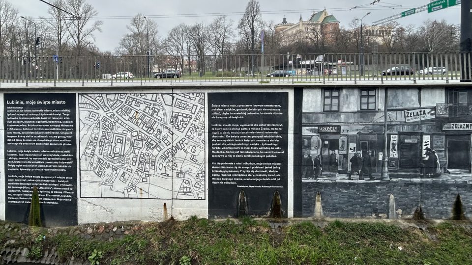 Mural podle návrhu Jacka Rdzkého obsahuje taky plánek židovské čtvrti a báseň