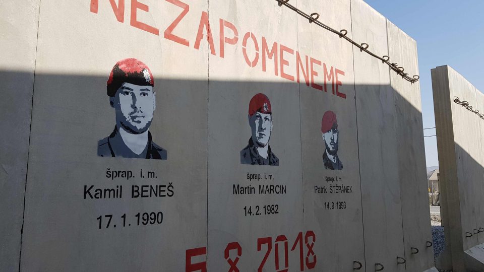 Zeď v Kábulu věnovaná padlým českým vojákům