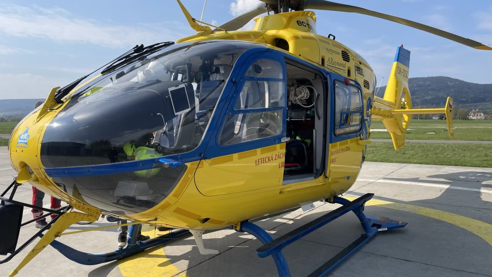 Vrtulník záchranné služby kontroluje každé ráno posádka