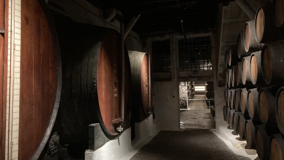 Několik staletí dozrávala portská vína v dubových sudech jen  ve sklepích ve Vila Nova de Gaia