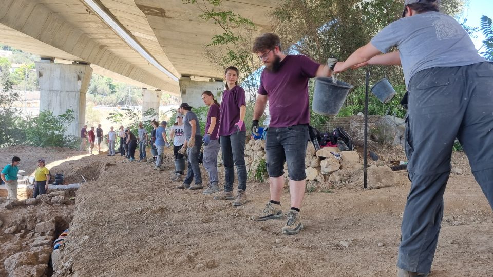 Odborníkům pomáhá s vykopávkami v Tel Mace řada amatérských archeologů