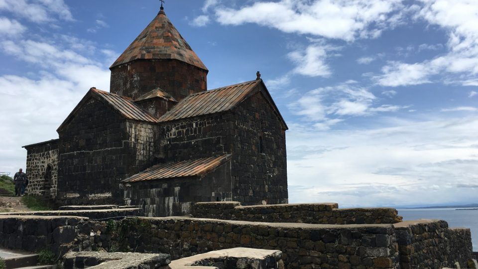 Starokřesťanský kostel nad Sevanským jezerem v Arménii