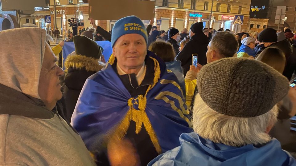 Mnozí lidé mají přes sebe přehozené ukrajinské vlajky, jiní je drží nad hlavou a dávají tím najevo svůj občanský postoj