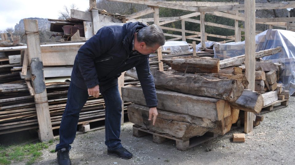 Krymskotatarský aktivista a architekt Edem Dudakov ukazuje původní trámky z Chánského chrámu