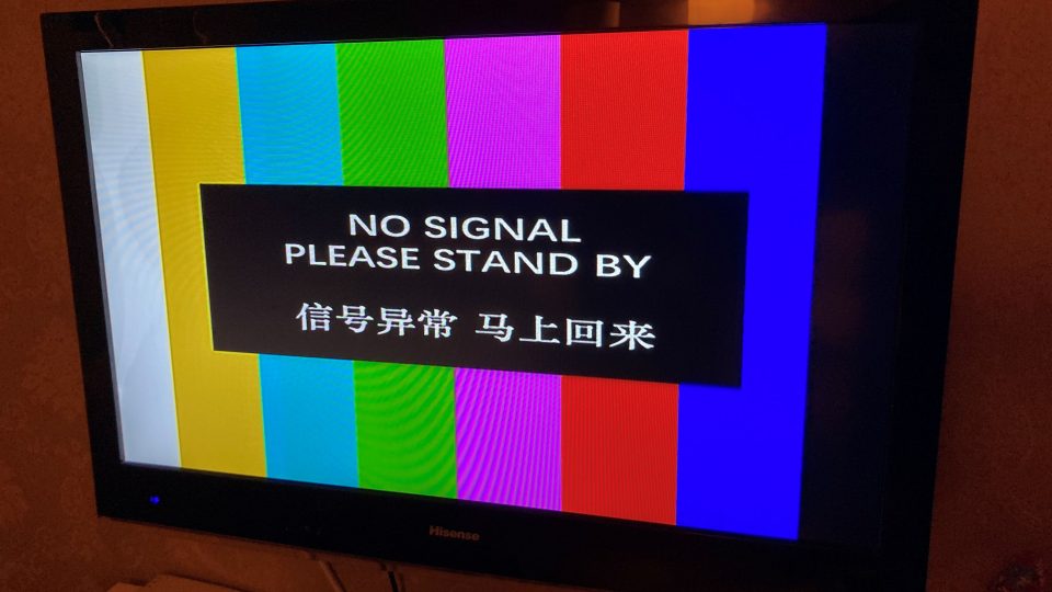 Takhle dopadnete při sledování CNN v Číně, pokud dojde na - podle čínských cenzorů - citlivé téma. Pruhy zmizí teprve ve chvíli, až závadná reportáž skončí
