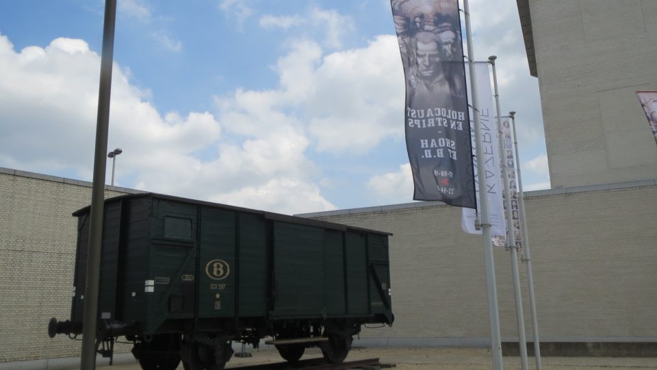 Nákladní vagon před branou muzea v Mechelenu symbolicky odkazuje k transportům smrti, které byly z někdejšího koncentračního tábora vysílány do Osvětimi.