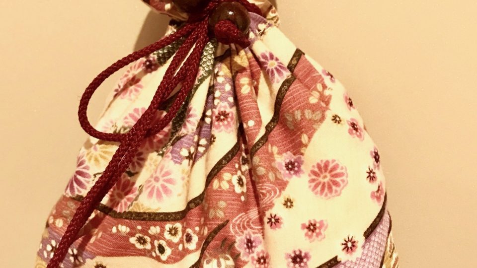Ke kimonům se místo kabelek nosí hedvábné pytlíčky. Kdo chce mít ale volné ruce, schovává si peněženku do záhybů límce