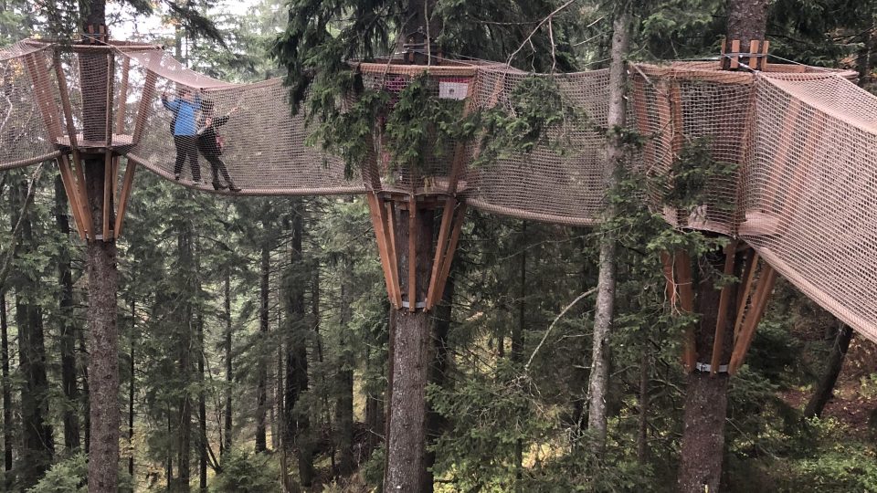 Na mezistanici Fräkmüntegg čekají nové atrakce v podobě naučné stezky korunami stromů a největšího lanového parku v centrálním Švýcarsku