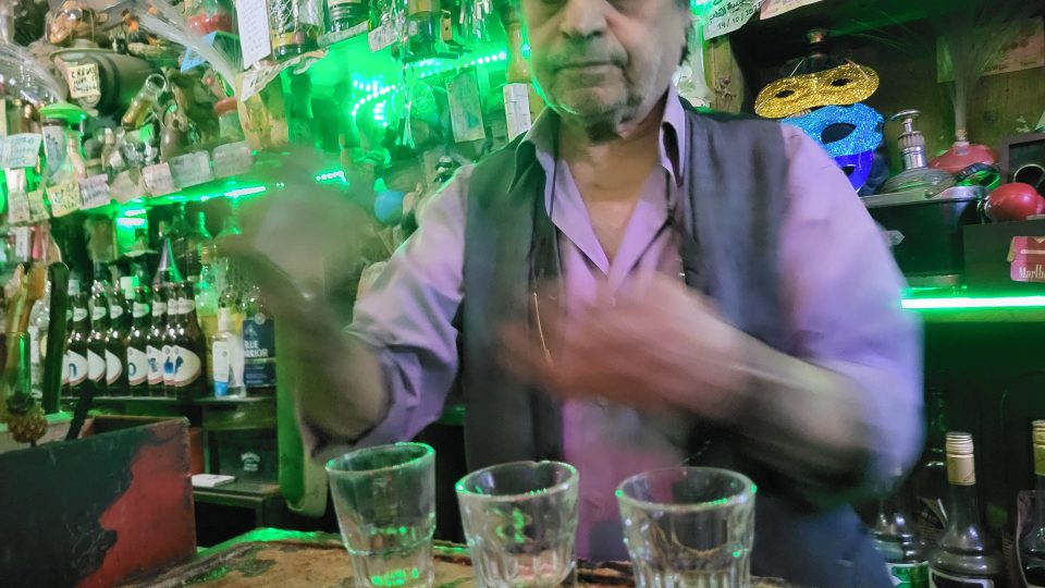 Amigo připravuje svůj legendární drink zejtúna neboli dú dú