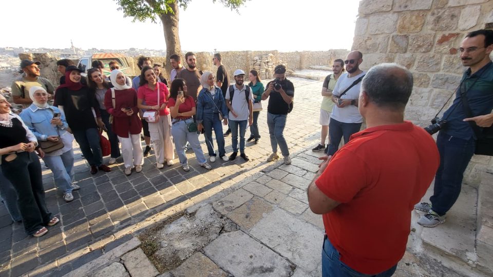 Starousedlík Amm Amíra Starousedlík vypráví, jak na schodech, v uličce s malým placem nahoře, hrávali jako děti hry s dřívky zvané „túš“