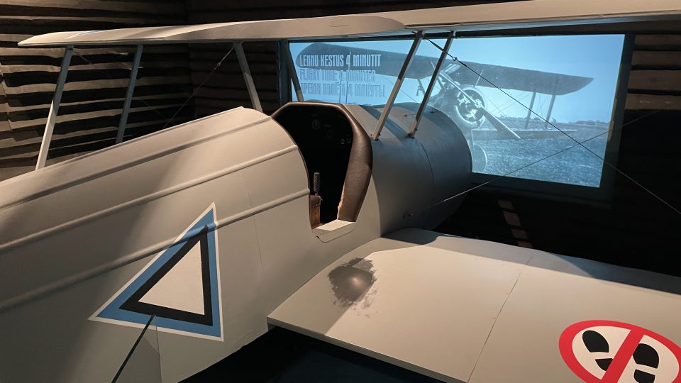 Simulátor dobových letadel k vyzkoušení pro návštěvníky muzea