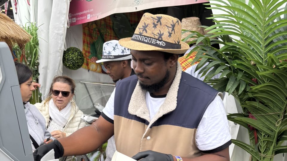 Clifford nabízí návštěvníkům festivalu kokosový sorbet z rodného Martiniku