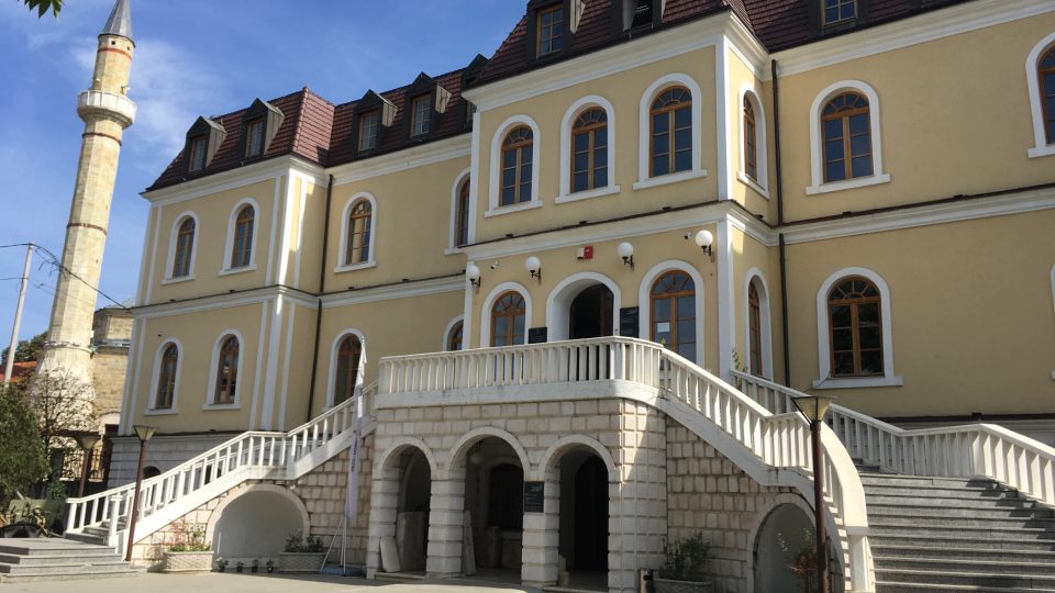 Muzeum Kosova najdete v Prištině na dohled od sídla vlády a parlamentu