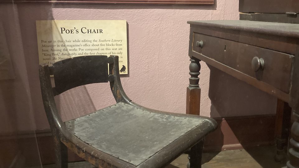 Poeova židle s uříznutým opěradlem z redakce měsíčníku Southern Literary Messenger. Šéfredaktor je nechal uříznout, protože mu připadalo, že je Poe v práci líný a není skloněný nad papírem