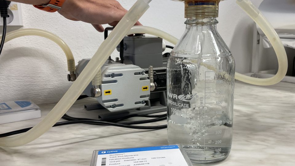 Vzorky vody míří do Laboratoře rybí protistologie v Biologickém centru Akademie věd v Českých Budějovicích