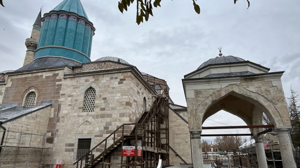 Klášter Mevlana ve městě Konya. Pod věží se nachází hrob Rúmího