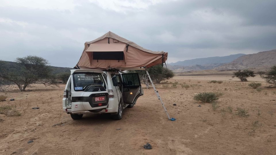 Stále více Evropanů si v Ománu půjčuje terénní auta se stanem na střeše