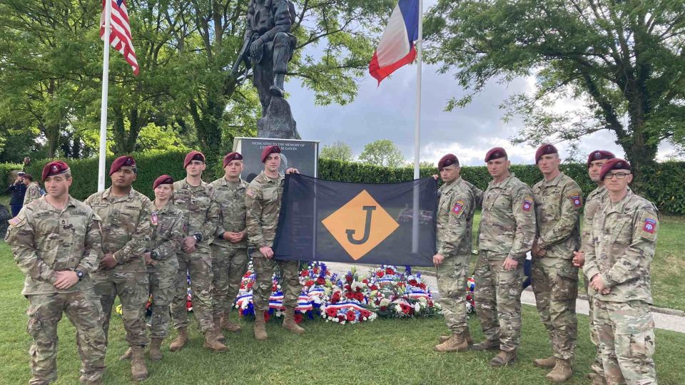 Američtí vojáci z 82. americké výsadkové divize uctili památku svých předchůdců u památníku Iron Mike u francouzského města Sainte-Mère-Église