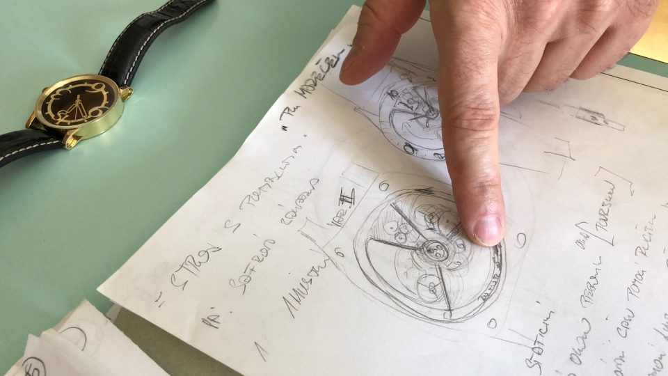 Luděk Seryn ukazuje nákres unikátního hodinového strojku
