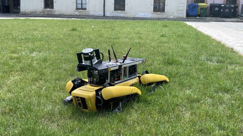 Robot Spot je žlutý a na sobě má nápis Boston Dynamics, tedy jméno svého výrobce