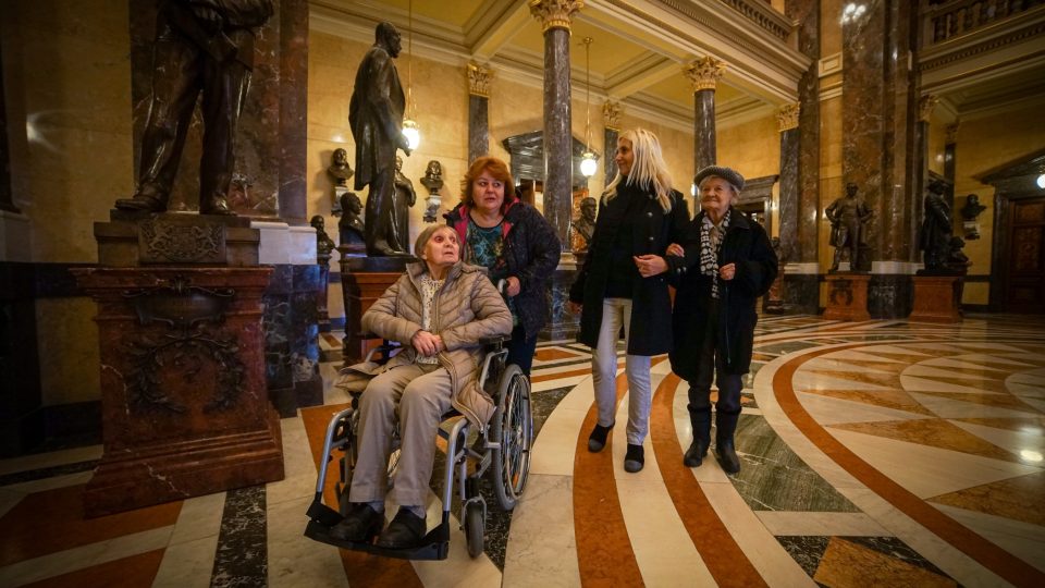 Petr Král vzal seniorky z pražského denního stacionáře na prohlídku Národního muzea