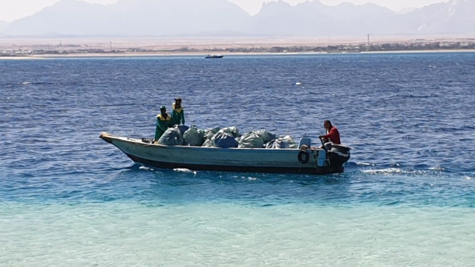 Loď plnou plastových odpadků odvezou dobrovolníci každý měsíc z ostrova Magawíš