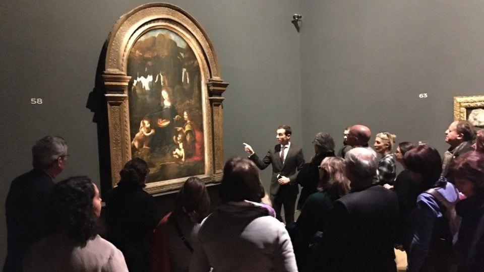 Průvodce Jacques Le Roux při komentované prohlídce expozicí s díly Leonarda da Vinci