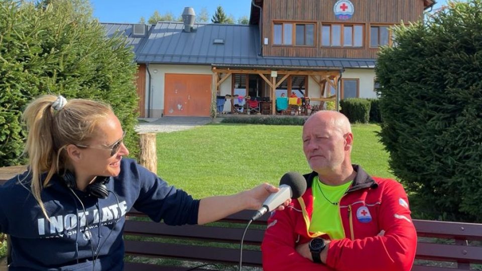 Lucie Výborná během rozhovoru s Milanem Bukáčkem před stanicí lipenských vodních záchranářů