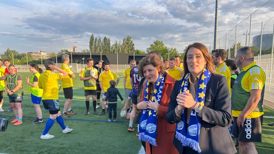 Předsedkyně europarlamentu Roberta Metsolaová přišla podpořit svůj tým na hřiště
