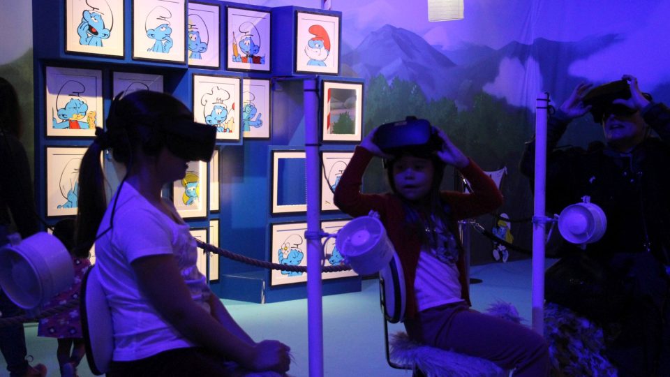 Díky technologiím jako virtuální realita a videomapping se děti mohou ponořit přímo mezi Šmouly