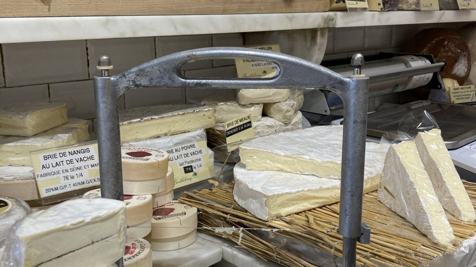 Takhle roquefortaise na krájení plísňových sýrů vypadá: připomíná gilotinu