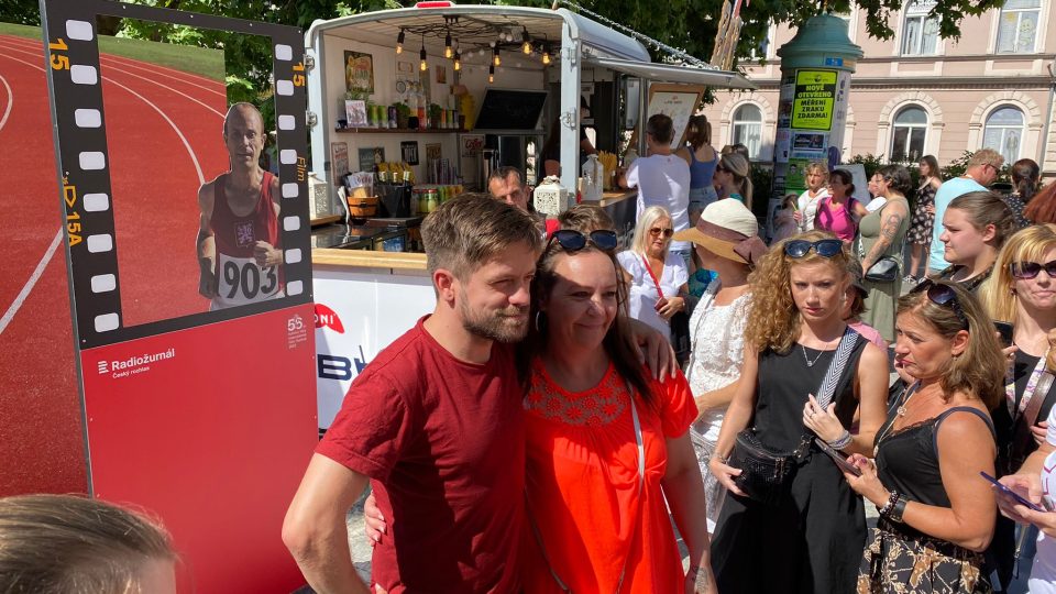 Jiří Mádl s fanynkou na festivalu v Karlových Varech