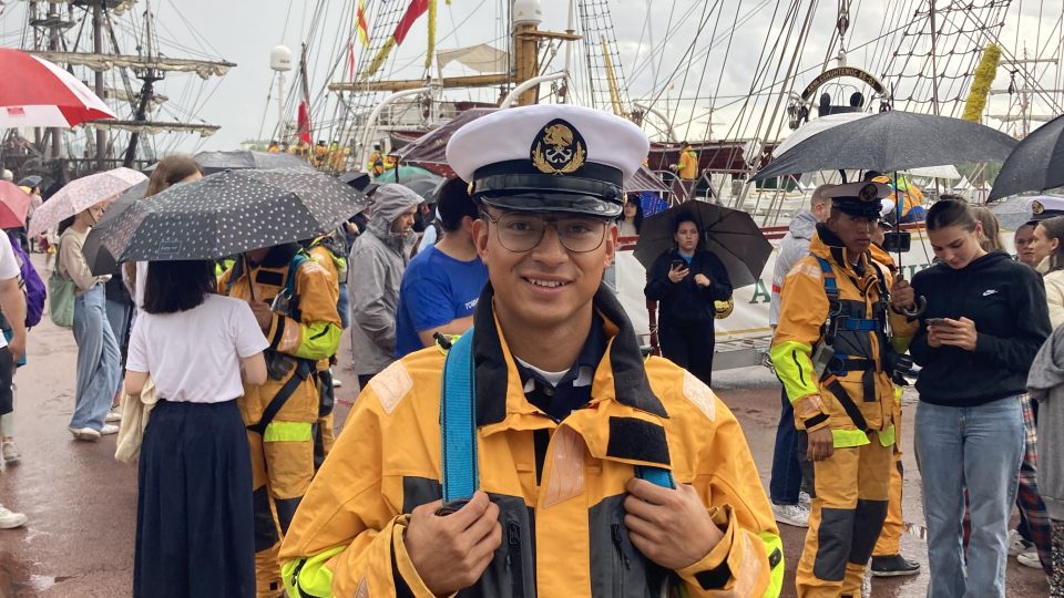 22letý námořník Pablo je z Mexico City a v mexickém námořnictvu má hodnost kadeta. Připravuje se na důstojnickou dráhu a jednou by se rád stal kapitánem lodi