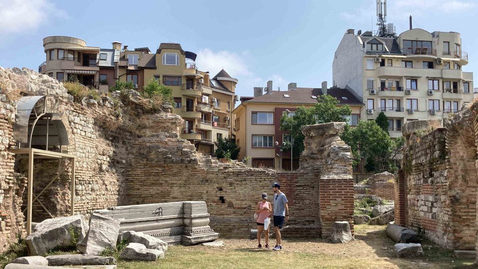Turisté si prohlížejí ruiny římských lázní Odessos v bulharské Varně