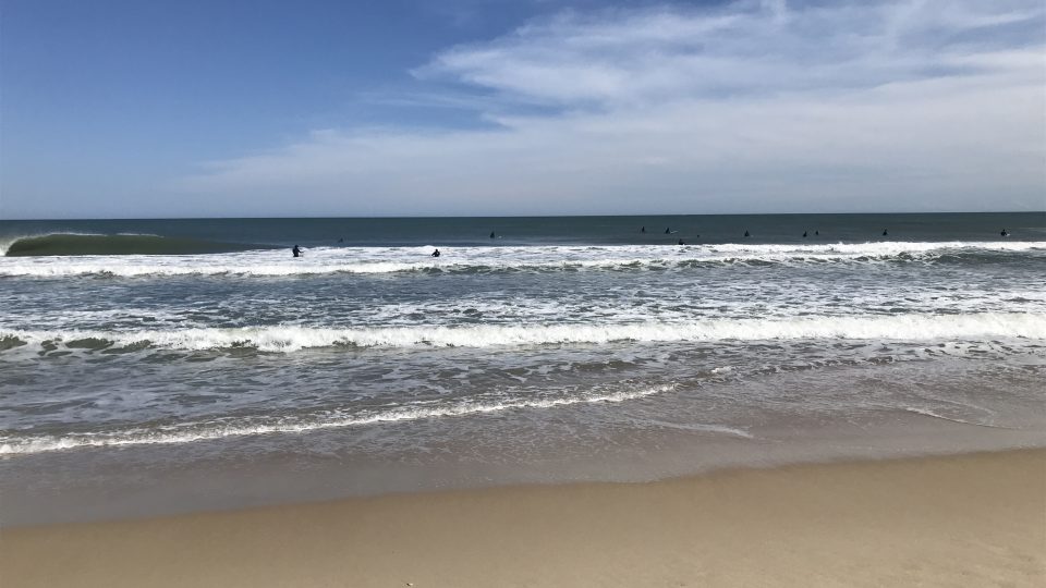 Na souostroví Outer Banks se daří surfování. Propadl mu i pastor