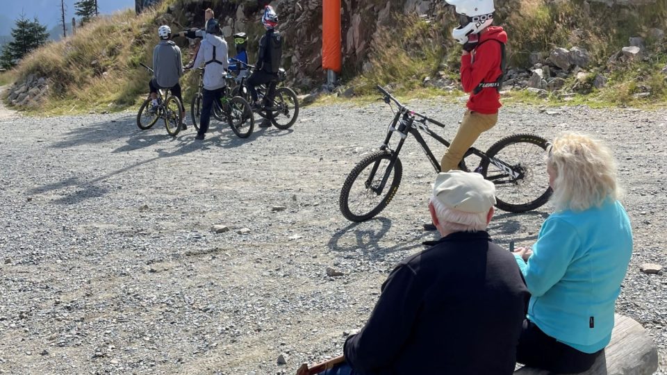 Trasa z vrcholu Černé hory je frekventovaná pěšími i cyklisty