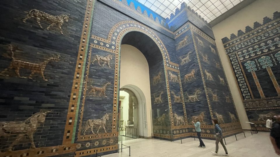 Slavná kopie Ištařiny brány v interiéru Pergamonu. Budova muzea vznikla v roce 1930 a má připomínat mezopotámský chrám