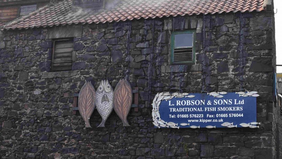 Kdysi bývalo v Crasteru udíren nepočítaně, do dnešních dnů zůstala jediná, a to rodinná firma L Robson a synové