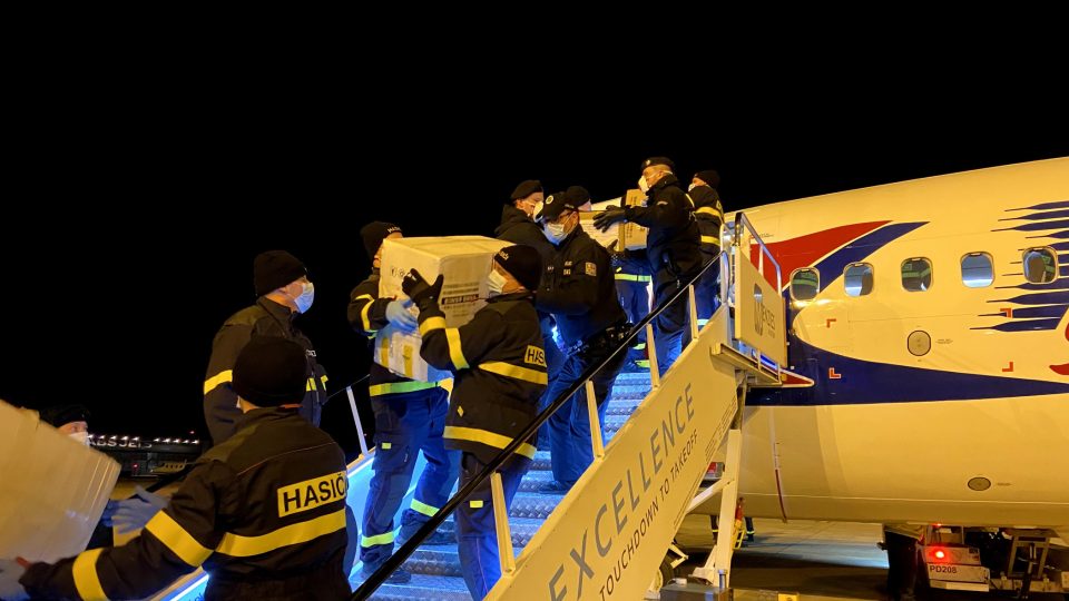 Letadlo naložené k prasknutí ochrannými zdravotními pomůckami musí hasiči zvládnout vyložit během několika desítek minut